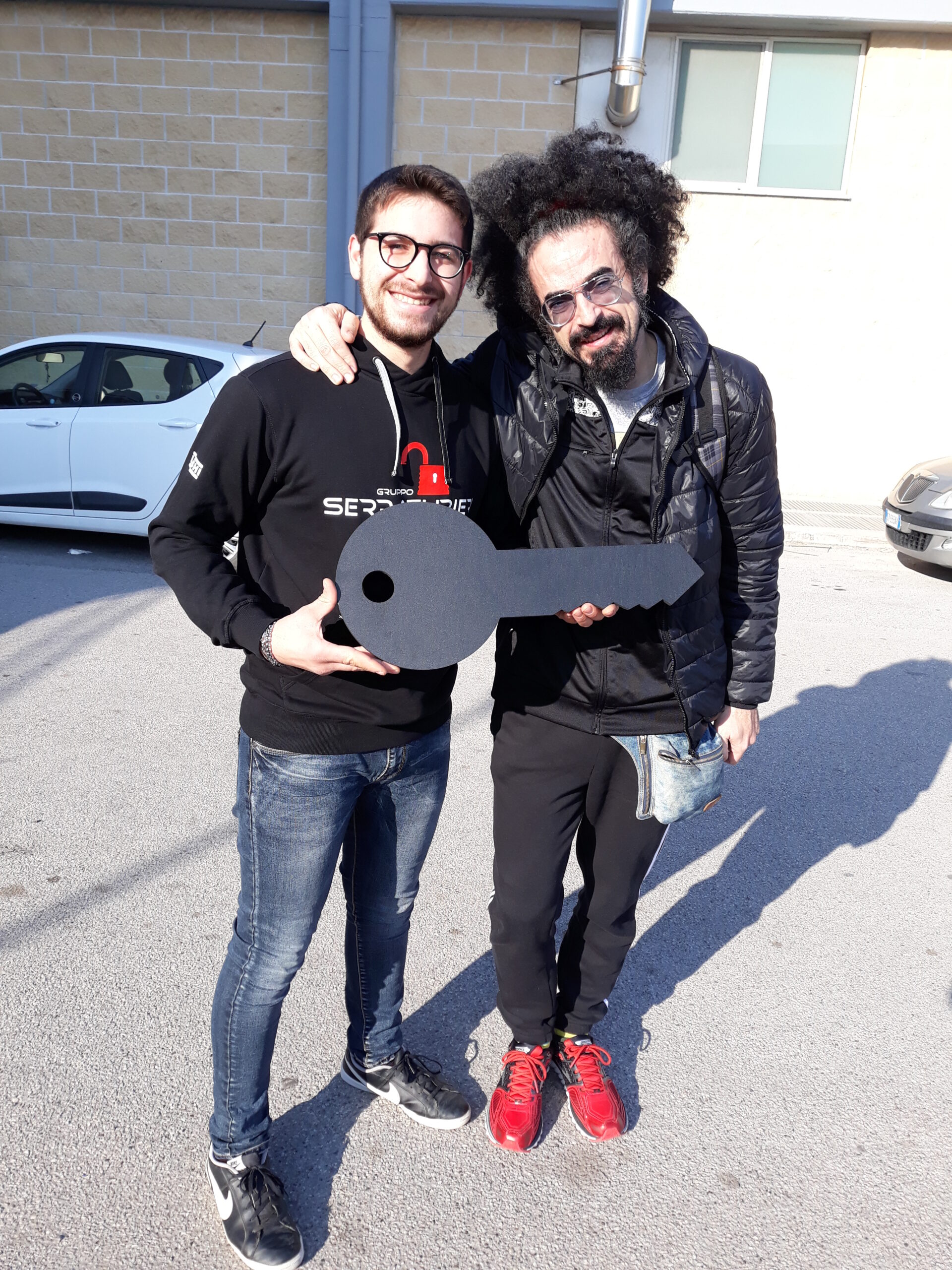 Giuseppe Piperis con un collega e una chiave decorativa di grandi dimensioni