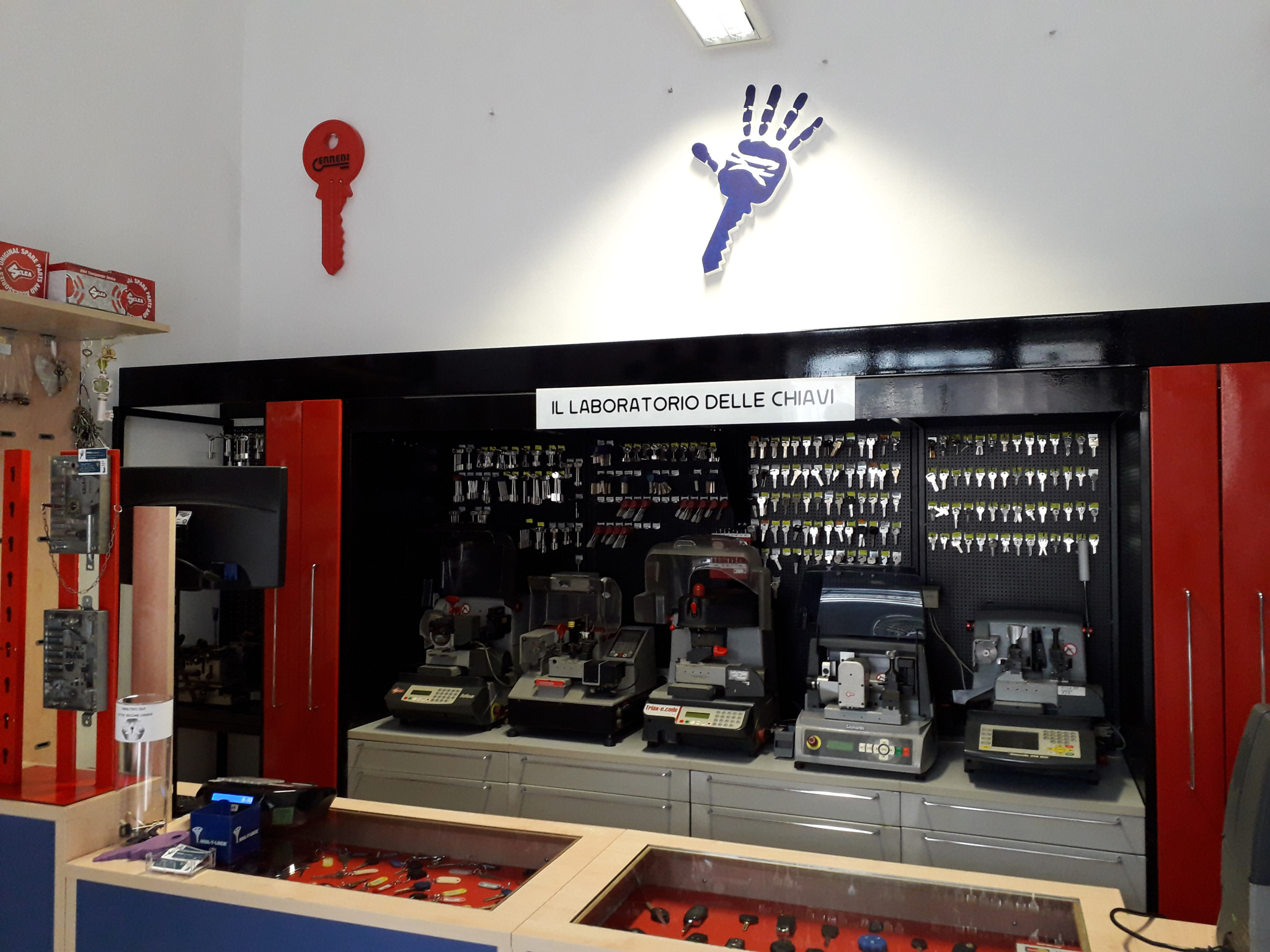 Interno del laboratorio chiavi con i macchinari per la duplicazione