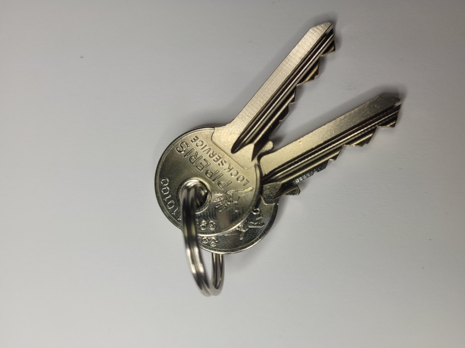 Primo piano di chiavi marchiate Piperis Lock Service
